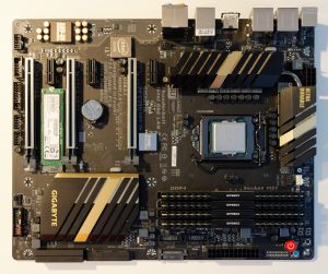 Das mit CPU, RAM und SSD bestückte Mainboard.